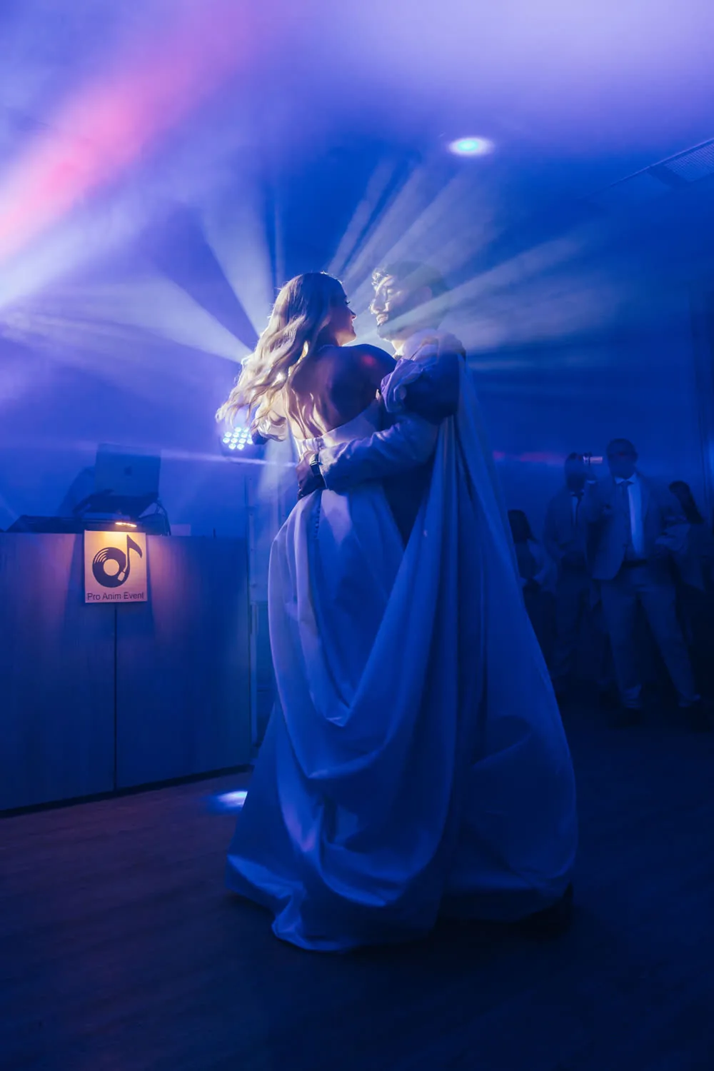 Première danse, robe blanche dans la fumée et les faisceaux